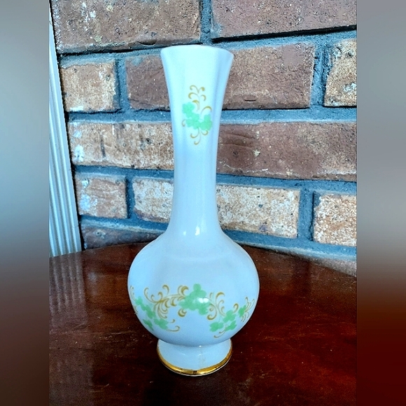 Royal Tara Irish Bone China Bud Vase Shamrocks Gold Trim Ireland 6.5 Inches - Picture 1 of 8